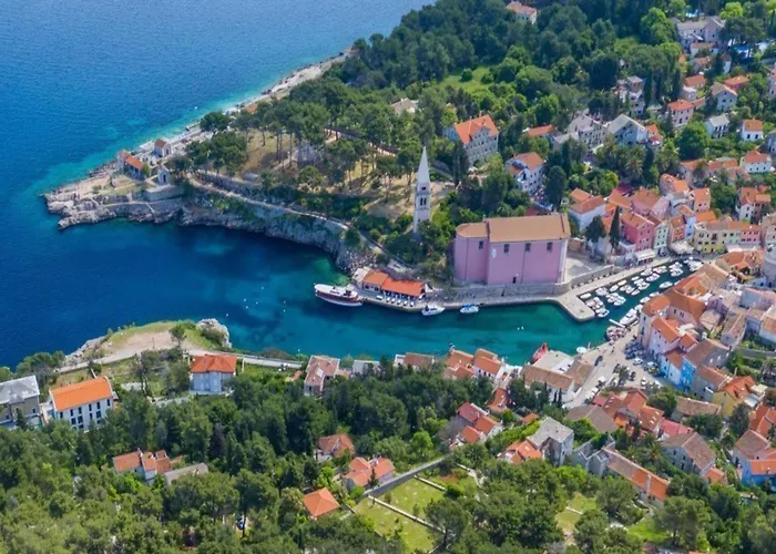 In By The شقة Veli Lošinj